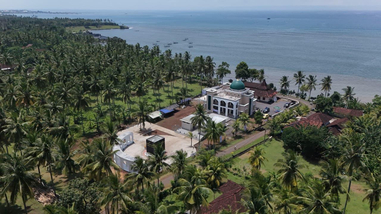 Pemandangan udara Masjid Pantai Bali di tepi Selat Bali, Jembrana
