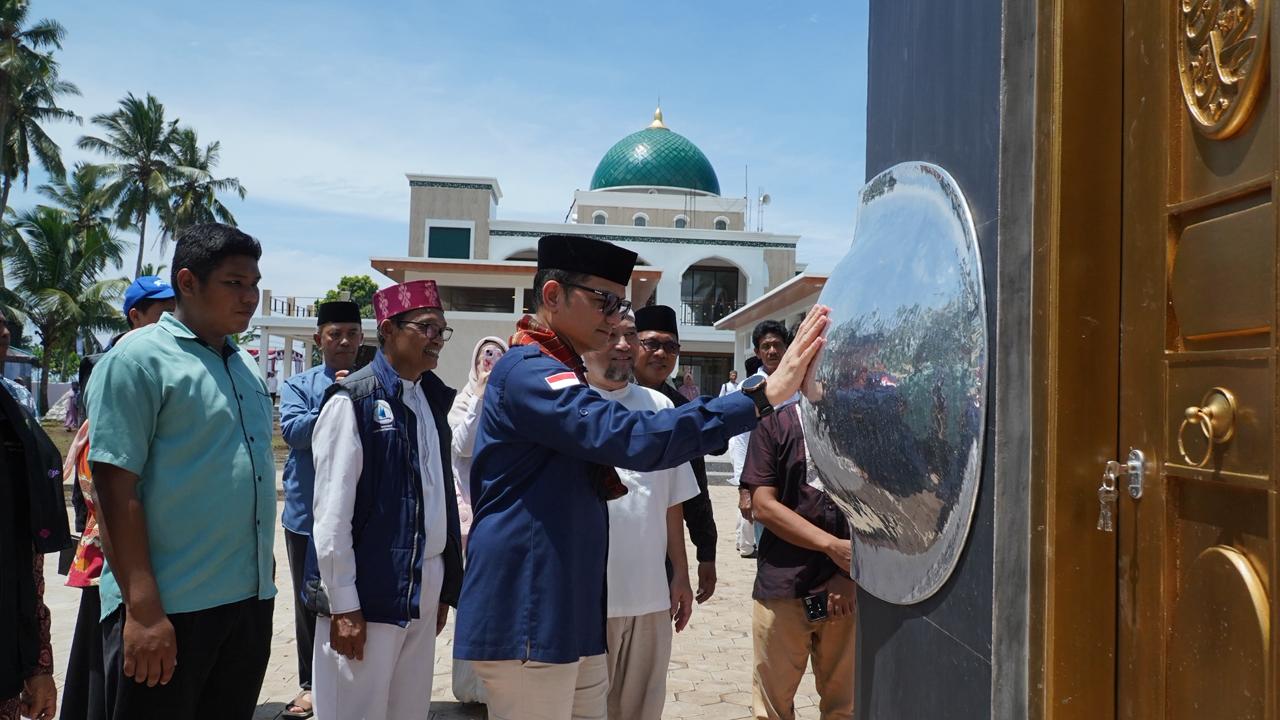 Replika Hajar Aswad di miniatur Ka'bah