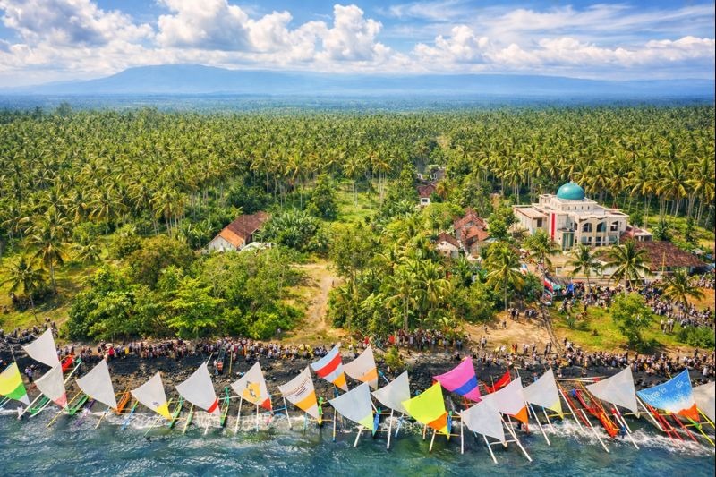 Parade perahu layar nelayan Cupel pada soft opening, Februari 2026.
